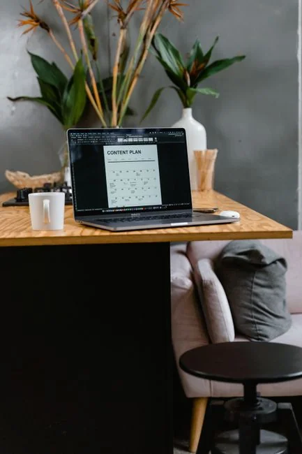 Vue en plongée de documents d’analyse boursière avec loupe, stylos et lunettes.